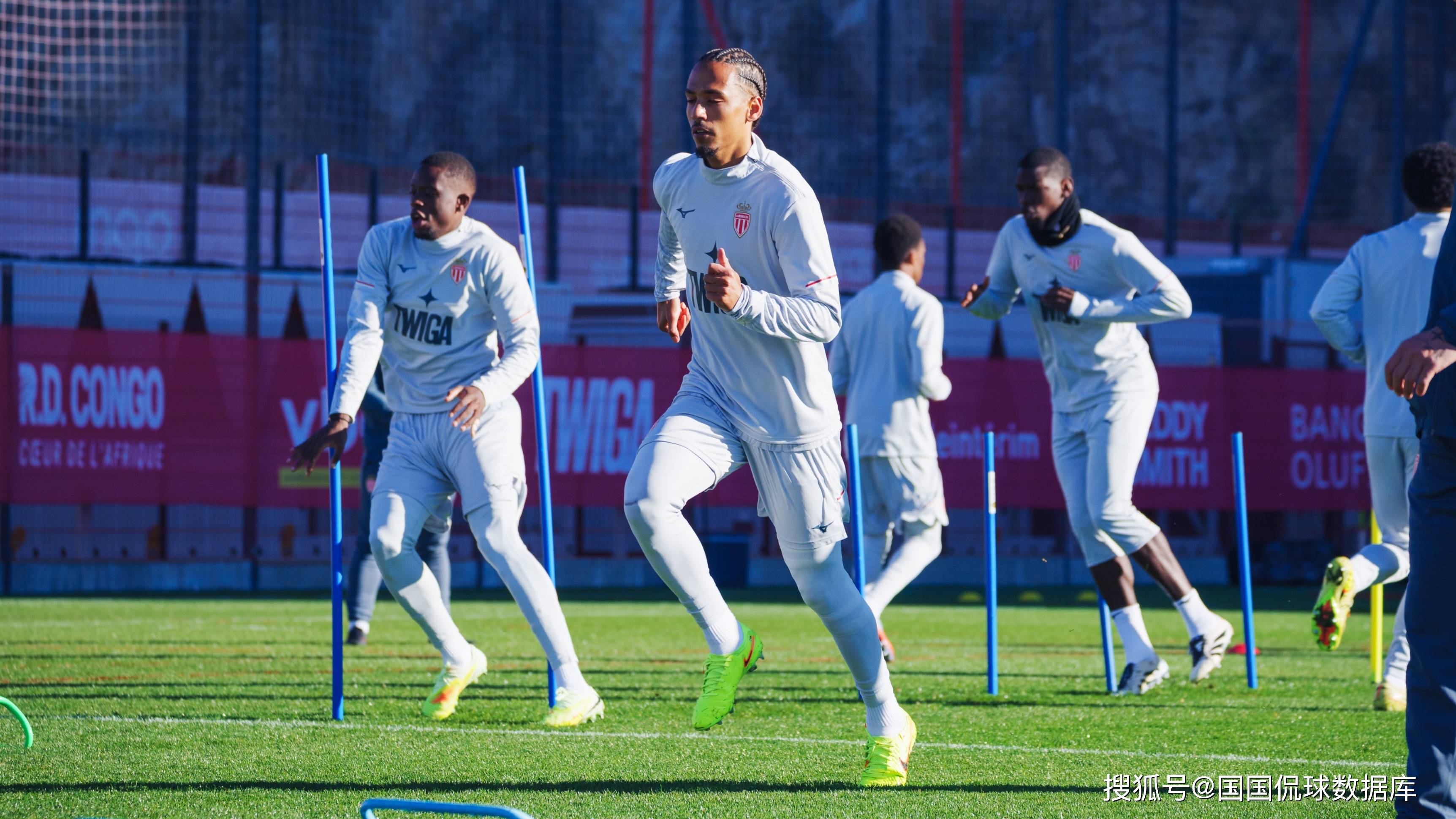 爱游戏全站包含赛后摩纳哥强势反弹本菲卡冲刺阶段队长鼓劲，这一次真的拉齐奥止住颓势的词条